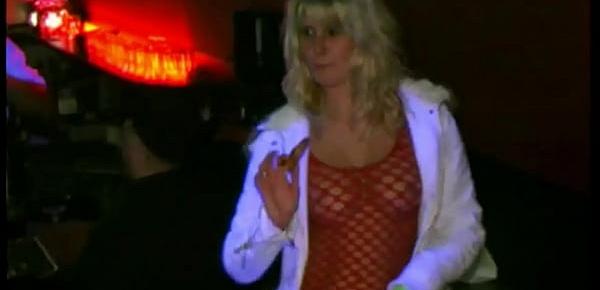  Öffentliches Spanking und Züchtigung durch mehrere Dominas in einem Nachtclub in geilen sexy Stiefeln für einen devoten Sklaven Schwanz